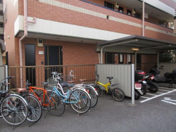 駐輪場は１住戸１台無料。バイク置場空き有り（有料）