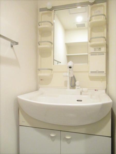 身支度小物等が十分に片付くハンドシャワー付き独立洗面台