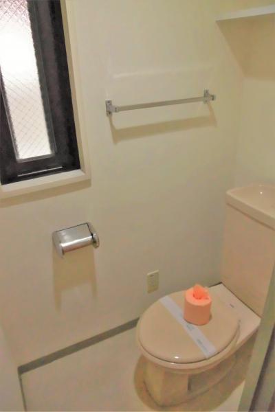 小窓も有り明るいトイレ（参考写真４０２号室）