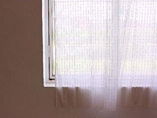 フィルムやカーテンで窓から入る紫外線をカット