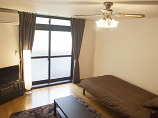 厚めのカーテンをタイミングよく開閉する