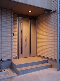 まずは玄関のドアやたたきをスッキリ