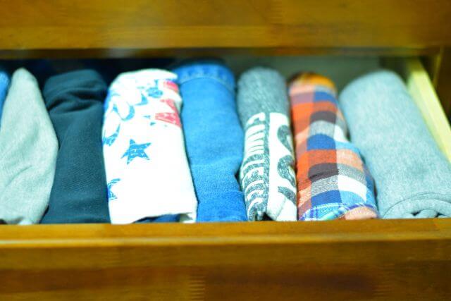 水をスプレーするか洗面器に入れて置く