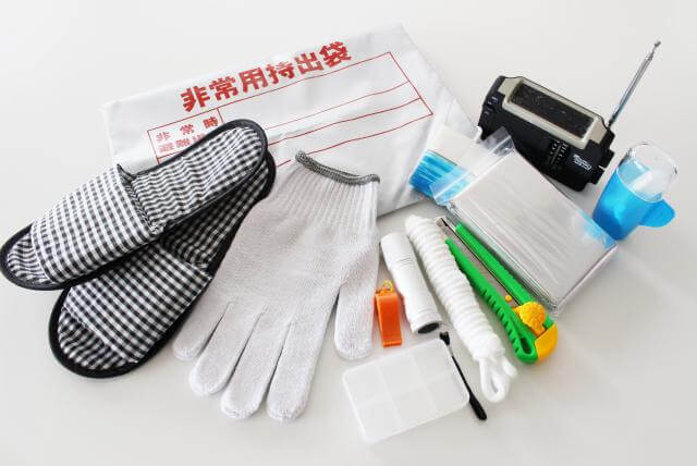 水をスプレーするか洗面器に入れて置く