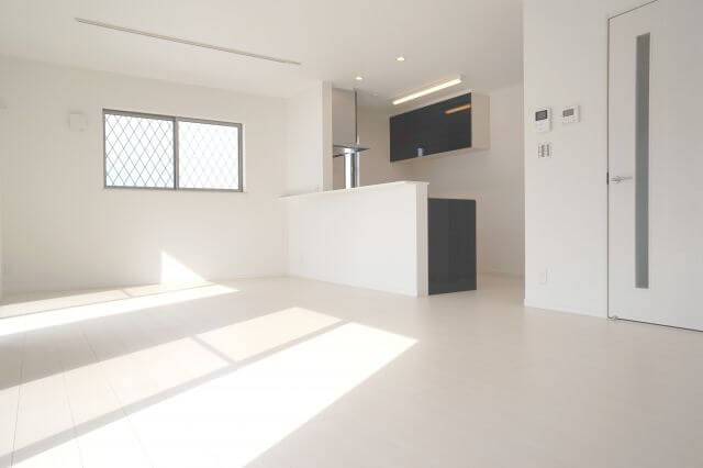 水をスプレーするか洗面器に入れて置く