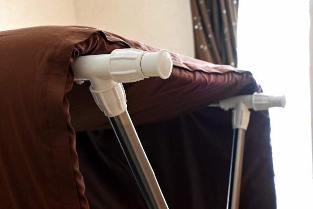 椅子やソファ、テーブルに掛けて広げる