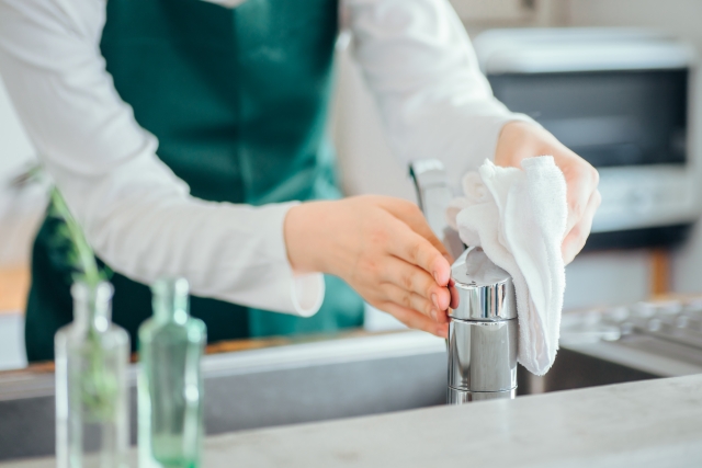 不要になったカードで、蛇口の汚れ落としも簡単