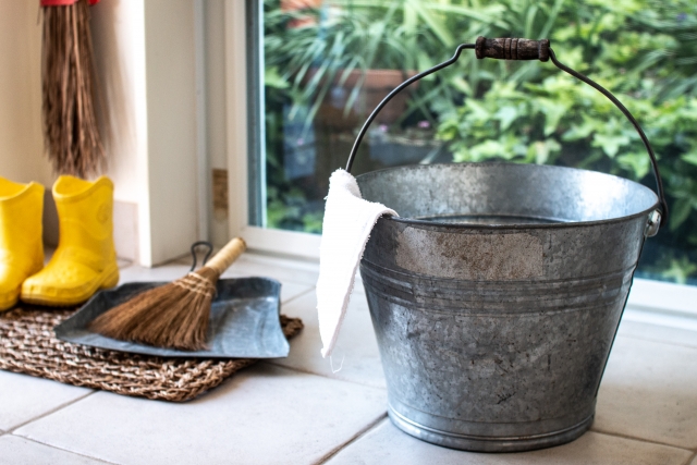 濡らした古紙でホコリを立てずに玄関のお掃除