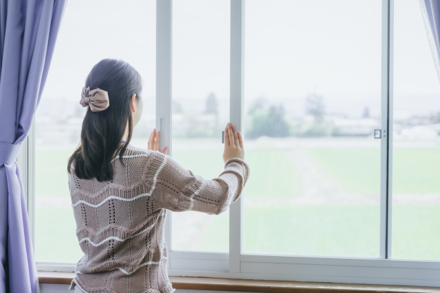 開けるのは、エアコンから離れた位置にある窓を。