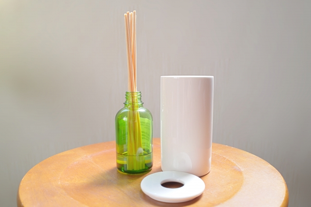 玄関の照明を明るく、金運には柑橘系の香りを