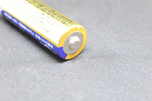 使用済み乾電池は、両端にテープを貼って保管