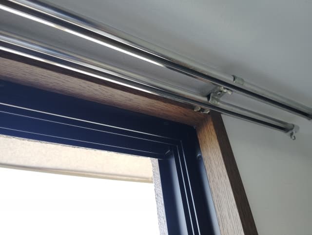 洗濯している間に、窓周りをきれいに