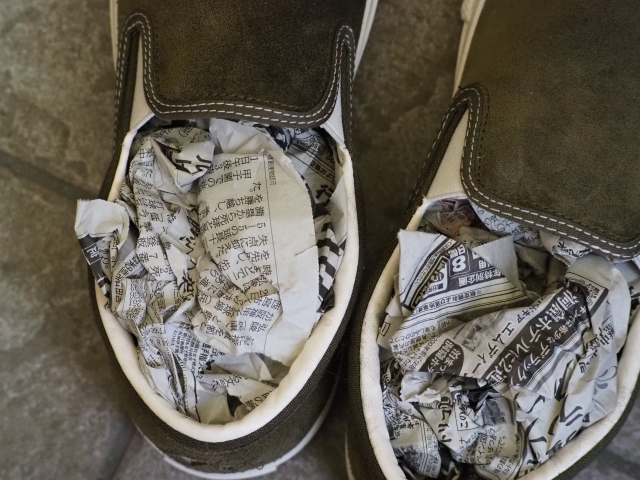 濡れたお気に入り靴にも、新聞紙小技