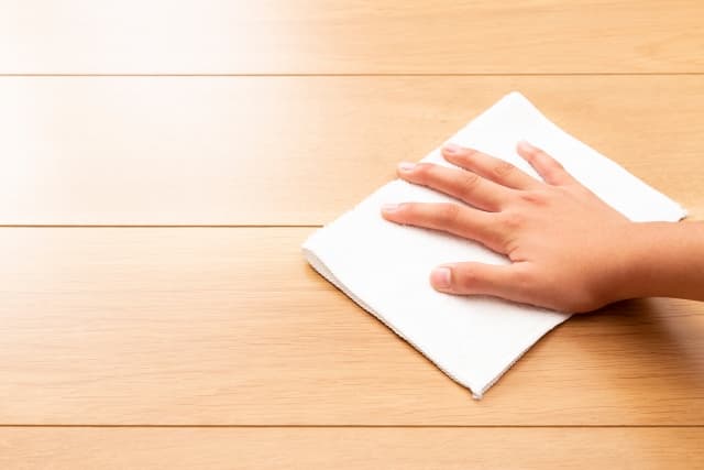 乾拭きが基本のフローリングも、水拭きしてOK!?