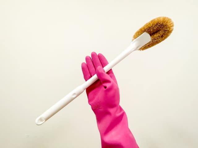 トイレブラシは使い捨てにするか、使わない