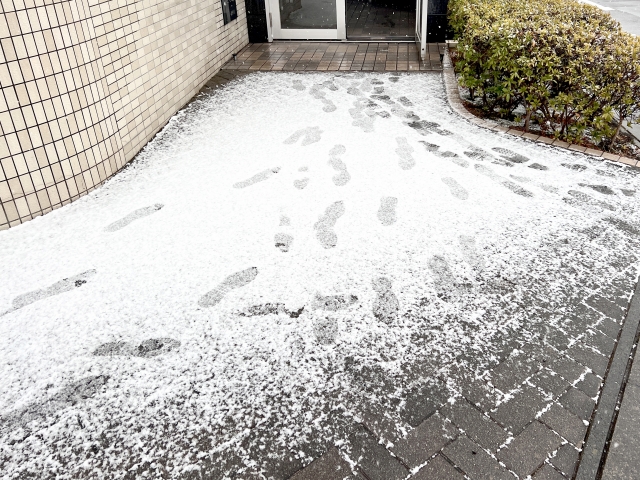 エントランス・駐車場出入口の凍結にも注意