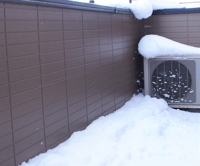 雪が降りそうな時はエアコン・給湯器も注意