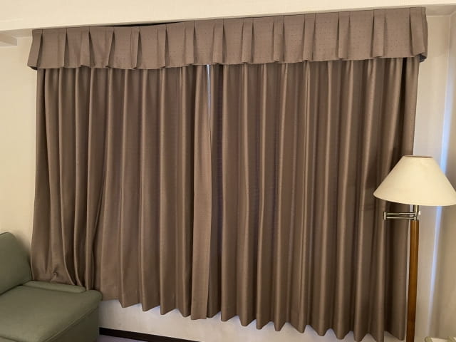 窓よりも「幅広く」覆って、奥行きを出す