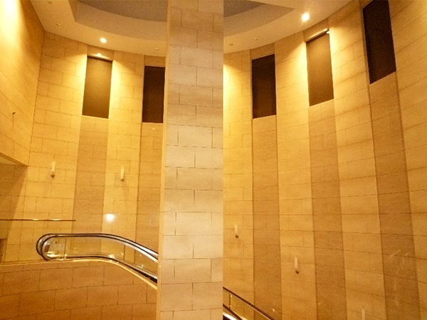 3層吹抜けのエントランスホール